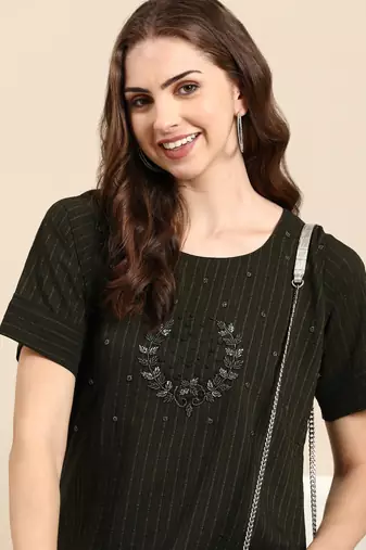 Showoff women's knee length scoop neck olive woven design straight kurta