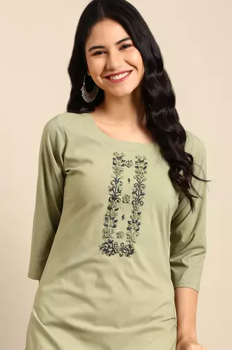 Showoff women's calf length round neck green solid straight kurta