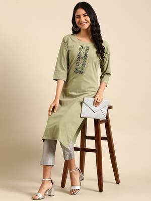 Showoff women's calf length round neck green solid straight kurta 1