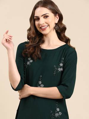 women's calf length scoop neck green embellished straight kurta 2