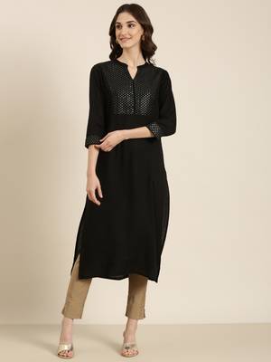 Showoff women's calf length mandarin collar black solid straight kurta 1
