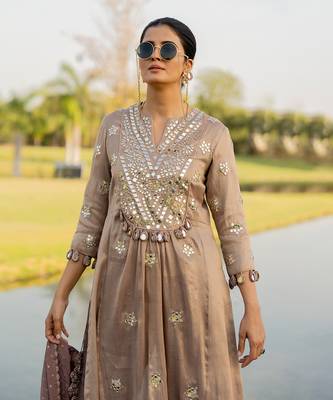 Silver tissue embroidered kurta set 3