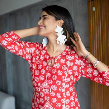 Women's Red Pure Muslin Heavy Digital Printed Kurta Pant Set 3