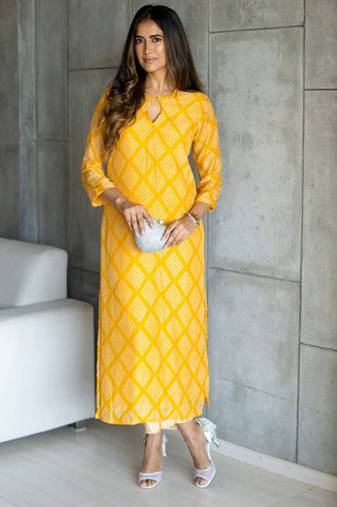 Women's Yellow Pure Muslin Heavy Digital Printed Kurta Pant Set