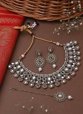 Golden Necklace Set With Earrings And Maang Tikka 1