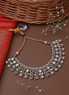 Golden Necklace Set With Earrings And Maang Tikka 2