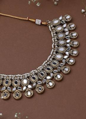 Golden Necklace Set With Earrings And Maang Tikka 3