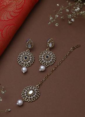 Golden Necklace Set With Earrings And Maang Tikka 4
