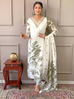 Women French crepe Embroidered and Printed Kurta Pant Dupatta Set 1