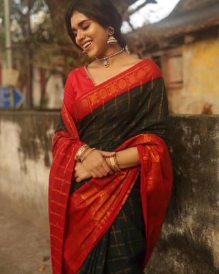 Green Silk Blend Woven Wedding Saree 3