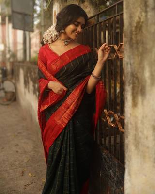 Green Silk Blend Woven Wedding Saree 4