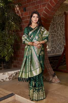 Koram Green Kanjivaram Soft Satin Silk Zari Weaving Border And Woven Pallu Saree With Blouse For Women  1