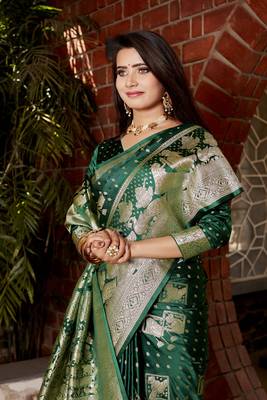 Koram Green Kanjivaram Soft Satin Silk Zari Weaving Border And Woven Pallu Saree With Blouse For Women  5