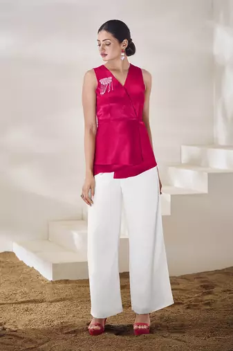 Elegant pink sleeveless top with appliqu  