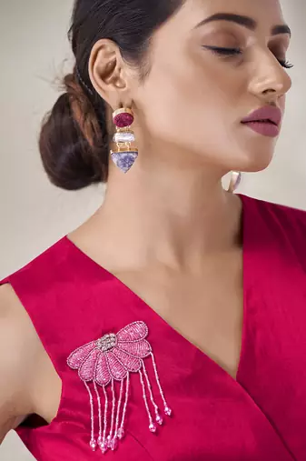 Elegant pink sleeveless top with appliqu  