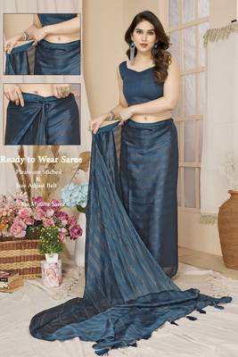 pre draped teal saree with sparkling style looks 3