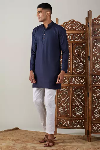 Men'S Navy Blue And White Cotton Blend Kurta Pyjama Set