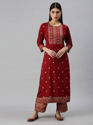 women's round neck ethnic motifs foil print maroon straight kurta and palazzos 1