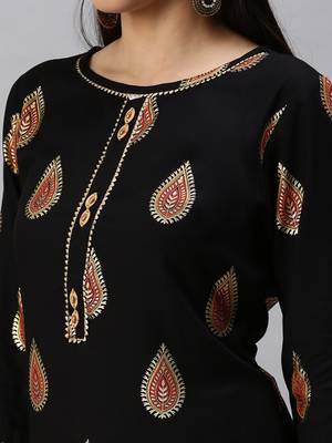 women's mandarin collar ethnic motifs foil print black straight kurta and palazzos 4