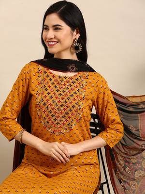 women's round neck striped foil print mustard straight kurta and palazzos with dupatta 1
