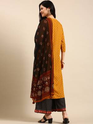women's round neck striped foil print mustard straight kurta and palazzos with dupatta 3