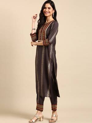 women's round neck checked foil print grey straight kurta and trouser 3