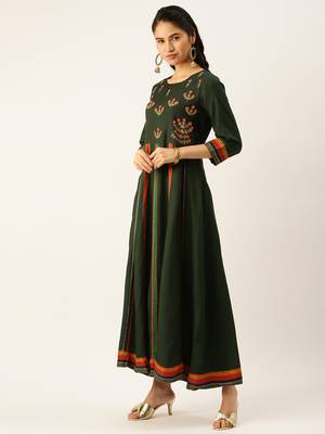 women's round neck solid foil print green a-line kurta and trouser with dupatta 3