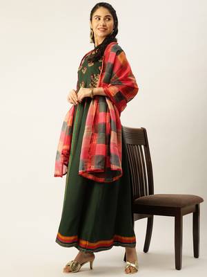 women's round neck solid foil print green a-line kurta and trouser with dupatta 4