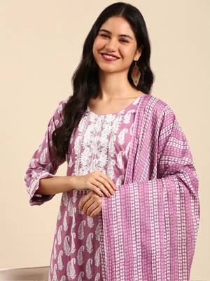 Showoff women's scoop neck paisley batik lavender straight kurta and trouser with dupatta 1