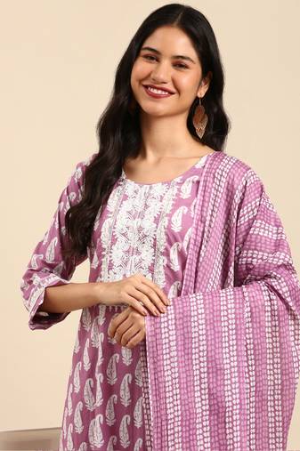 Showoff women's scoop neck paisley batik lavender straight kurta and trouser with dupatta