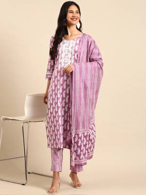 Showoff women's scoop neck paisley batik lavender straight kurta and trouser with dupatta 5