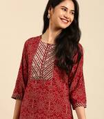 Showoff women's scoop neck bandhani maroon straight kurta and trouser