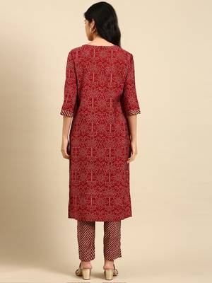 Showoff women's scoop neck bandhani maroon straight kurta and trouser 4