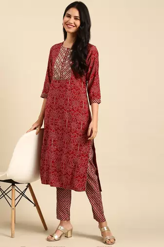 Showoff women's scoop neck bandhani maroon straight kurta and trouser