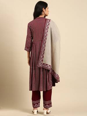 Showoff women's mandarin collar geometric foil print burgundy anarkali kurta and trouser with dupatta 4