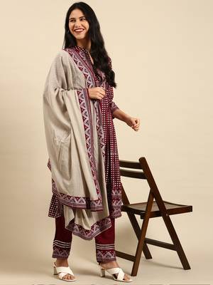 Showoff women's mandarin collar geometric foil print burgundy anarkali kurta and trouser with dupatta 5