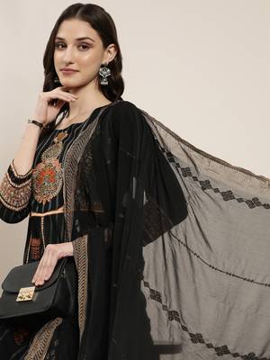 women's round neck striped zari black anarkali kurta and trouser with dupatta 1