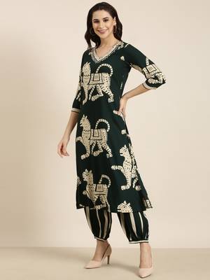 Showoff women's v-neck animal green straight kurta and patiala 3
