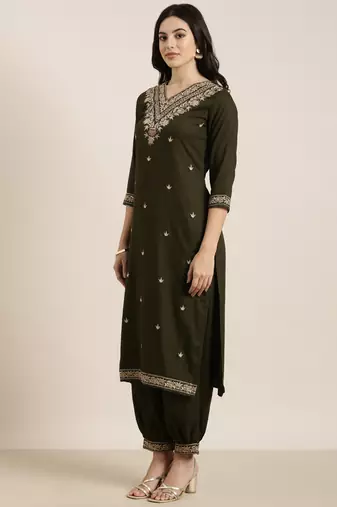 women's v-neck solid green straight kurta and patiala with dupatta