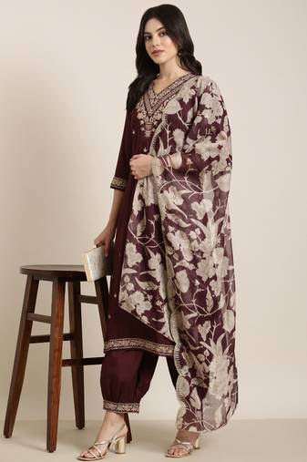 women's v-neck solid maroon straight kurta and patiala with dupatta