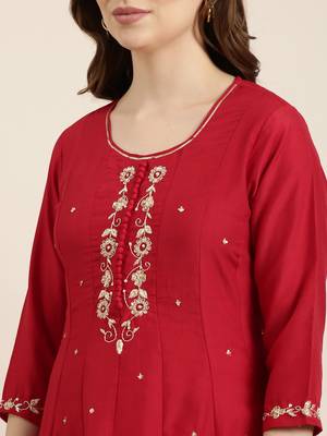 women's round neck solid zari red anarkali kurta and trouser with dupatta 5