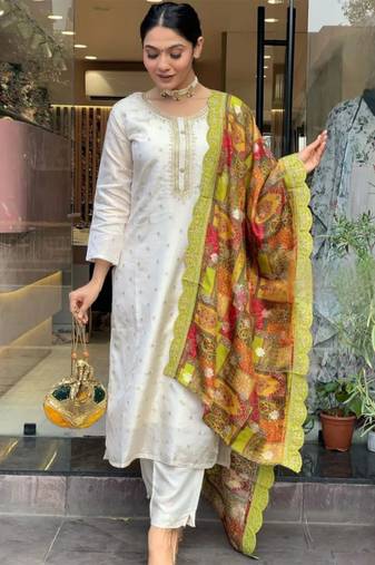 Graceful traditional suit in beautiful white colour for trendy party looks
