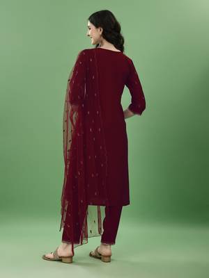 Maroon embroidered silk blend  Kurta pant  with dupatta set 2