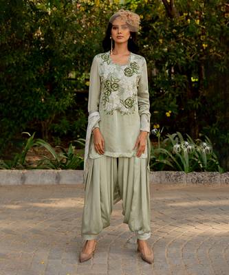 Green crepe embroidered kurta set 1