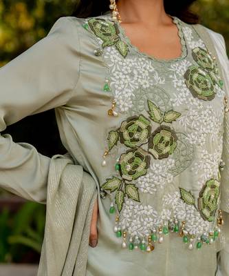 Green crepe embroidered kurta set 4