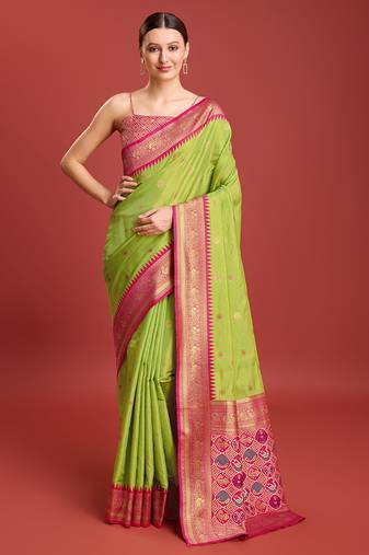 Monjolika Fashion Women'S Exquisite Designs With This Regal Parrot Green Patola Pallu Tissue Silk Blend Saree