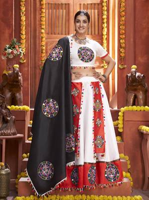 White Gamthi Work Navratri Special Lehenga Choli With Traditional Dupatta For This Navratri 1