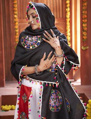 White Gamthi Work Navratri Special Lehenga Choli With Traditional Dupatta For This Navratri 3