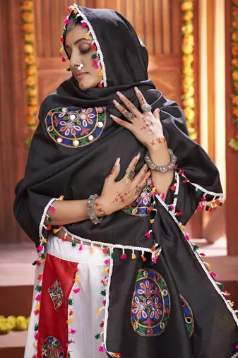 White Gamthi Work Navratri Special Lehenga Choli With Traditional Dupatta For This Navratri