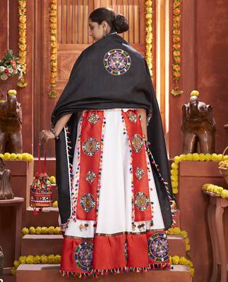 White Gamthi Work Navratri Special Lehenga Choli With Traditional Dupatta For This Navratri 4